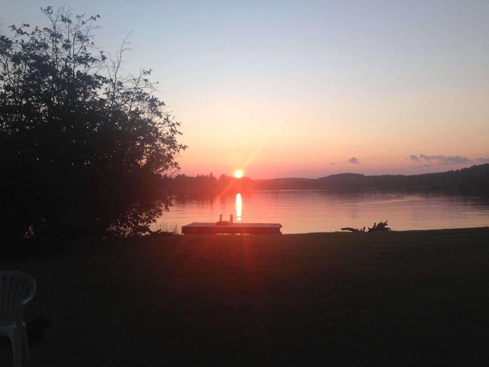 Algonquin'S Edge Resort Madawaska Exteriér fotografie